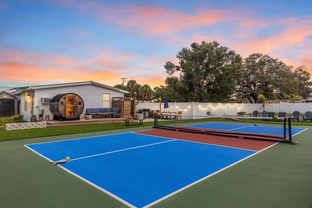 A Tampa retreat with sauna and court at dusk